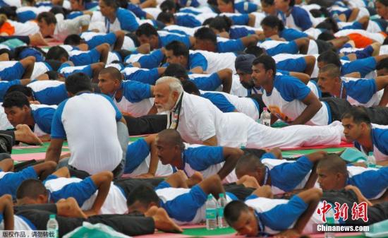 第四届国际瑜伽日 印总理莫迪带领5万人齐做瑜伽