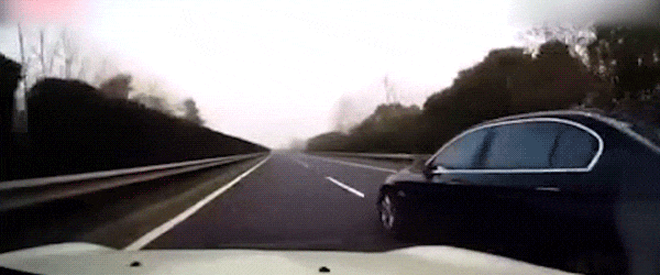 惊心动魄三十秒：货车爆胎引发伤亡事故 