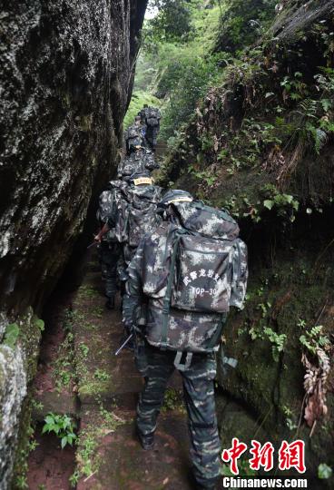 图为来自武警福建总队三明、龙岩、南平支队100余名特战队员在福建省三明市永安�揲瞪娇�展特战极限训练。　腾照起 摄