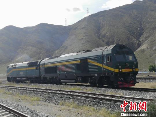 中国国产高原机车正式担当青藏铁路格拉线牵引作务