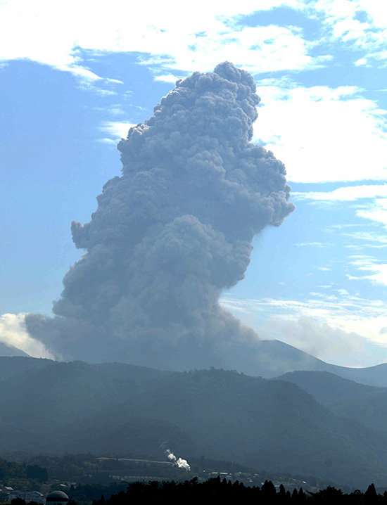 日本新燃岳火山再度大规模爆炸性喷发，烟尘达2600米