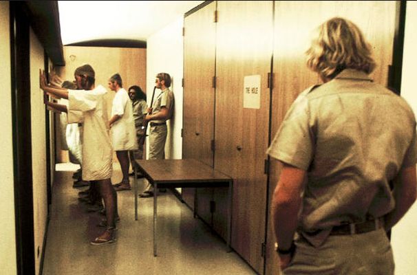 权威案例还是一场谎言?斯坦福监狱实验的亲历