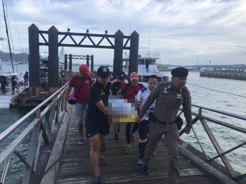 中国游客在泰国海边玩水时被大浪拍下岸，致1死2伤