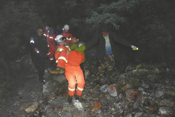 广州男子违规穿越贡嘎山被困3天3夜，救援队徒步6小时救人