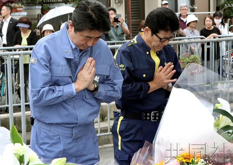 安倍视察日本大阪地震灾区 承诺将尽全力确保学校安全