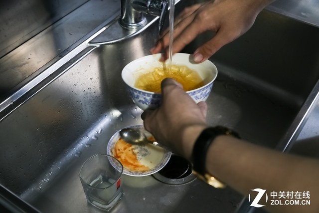 在洗碗机工作阶段我们进行了手洗测试,将餐具放入水槽中,使用餐洗净