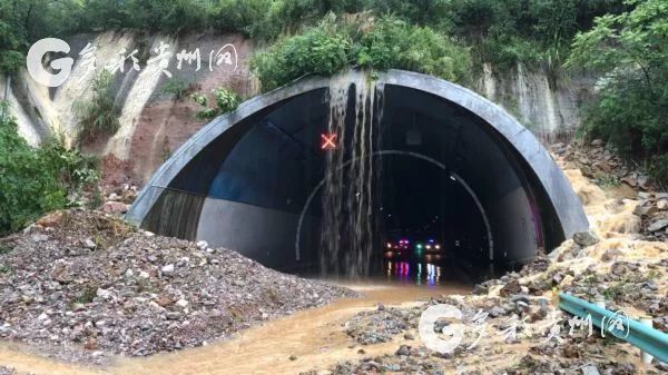 暴雨来袭，贵州多地高速公路受暴雨影响塌方或滑坡