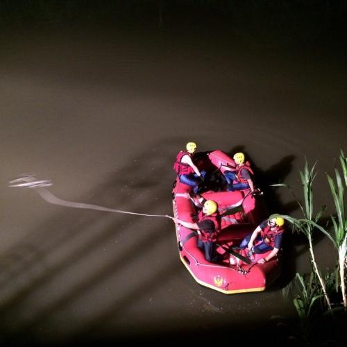 台湾女子骑车疑撞救生圈架 跌落排水沟不治身亡