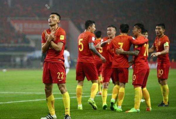 差距!国足小将啤酒火锅看世界杯,C罗上庭辩护