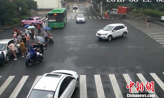 浙江常山一孩子被压车底 路过市民雨中抬车救人