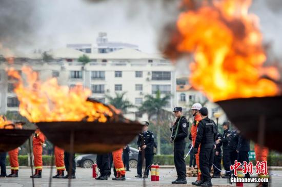 安徽警方公开焚毒近300公斤