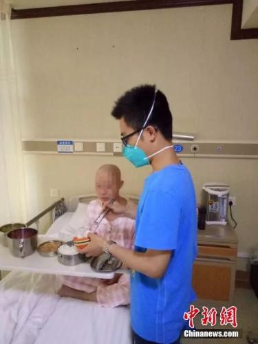 李长清在医院照顾病重妈妈。