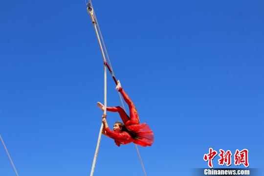高空飞人。　史玉江 摄