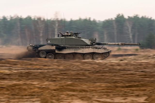 英国陆军怪海军造航母把军费都耗光了,自己坦