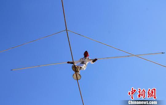 脚踩钢盘走索。　史玉江 摄