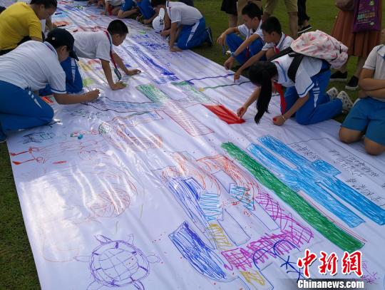图为小学生彩绘宣传禁毒。　尹海明 摄
