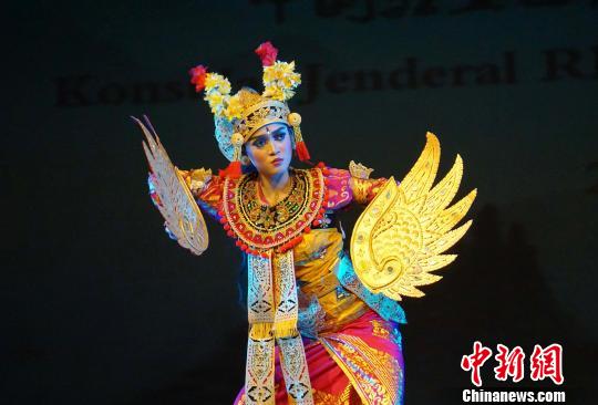 图为印尼艺术家表演传统舞剧。　钟欣 摄