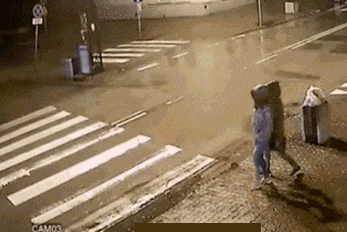 惊心动魄三十秒:两女雨夜过路被撞飞