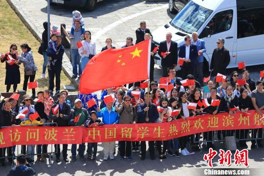 华人华侨、留学生、当地民众在码头欢迎滨州舰的到来。　韩林 摄