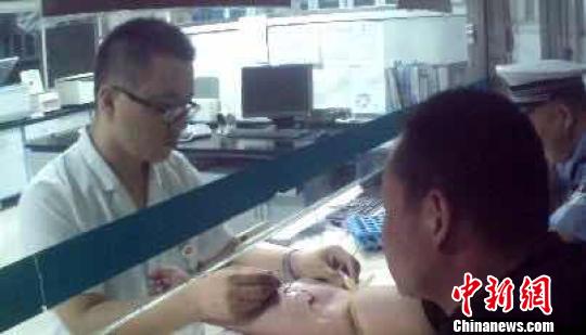 经查，该车实际驾驶人胡某军的两次呼气式酒精检测结果分别为84mg/100ml和97mg/100ml，均已超过醉酒标准，民警遂将其带至太谷县人民医院提取血样 郭飞颖 摄