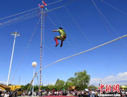 空中跳索。　史玉江 摄