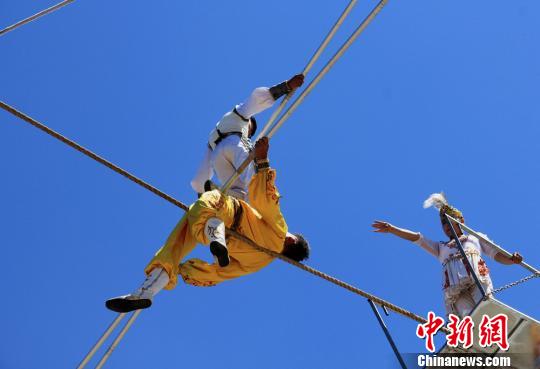 索上踏人表演。　史玉江 摄