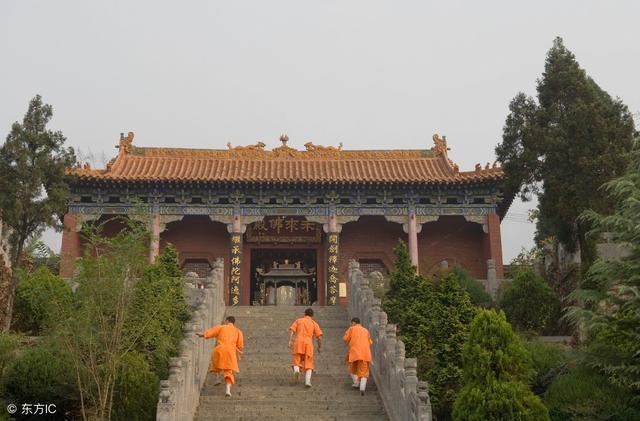 万万要注意去寺庙穿着的“六”大忌,不然家里后辈一个比一个穷