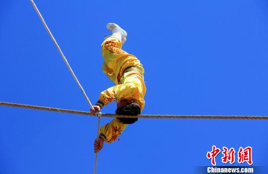 索上翻跟头。　史玉江 摄