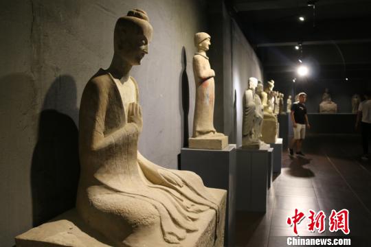 图为取材于世界文化遗产麦积山石窟的彩塑作品。 徐雪 摄 图为取材于世界文化遗产麦积山石窟的彩塑作品。 徐雪 摄