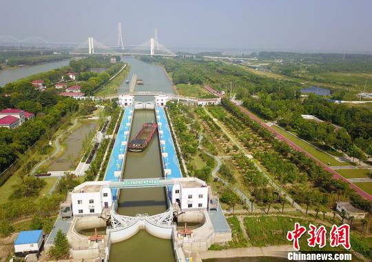 如今这里打造了集观赏与科普为一体的南京航道亲水公园。　泱波 摄