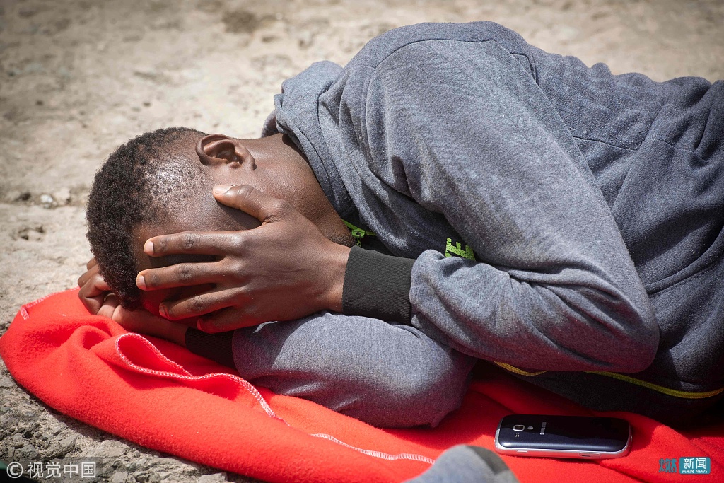 西班牙418名难民先后获救 席地而睡画面令人心