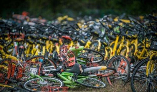 广州废弃共享单车超30万辆 清理回收问题突出