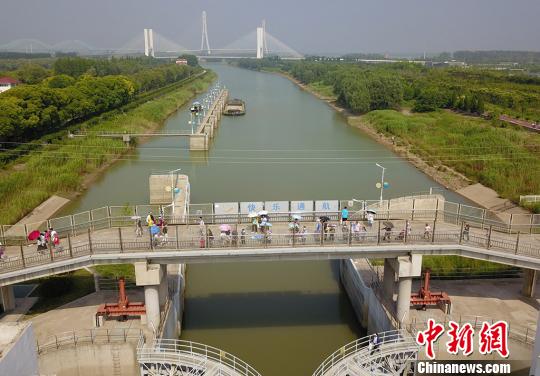 秦淮河船闸主要承担沿河地区煤炭、建材、粮食等城市物资的水路运输。　泱波 摄