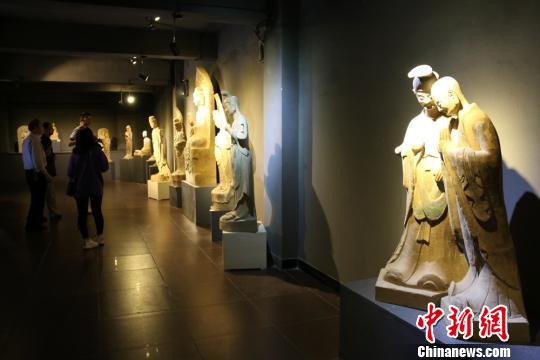 图为取材于世界文化遗产麦积山石窟的彩塑作品。 徐雪 摄 图为取材于世界文化遗产麦积山石窟的彩塑作品。 徐雪 摄