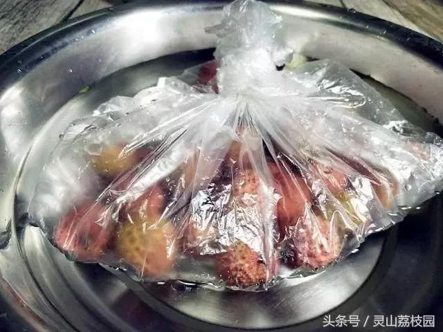 荔枝时间长就变黑?快来看看小技巧,不变味不发黑,一学就会!