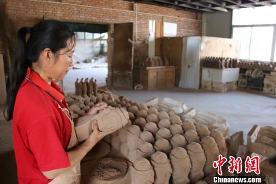 图为艺人正在检查作品。 徐雪 摄 图为艺人正在检查作品。 徐雪 摄