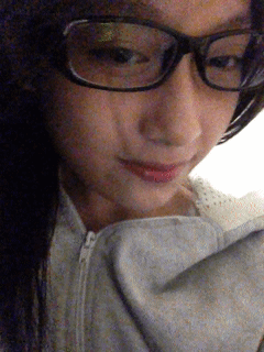 搞笑gif图:好俊俏的姑娘,以后还是别戴眼镜了!