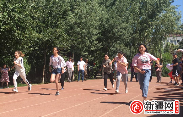 热孜汗·木合买（跑步运动员左三）和其他‘运动员’一起进行50米短跑比赛。