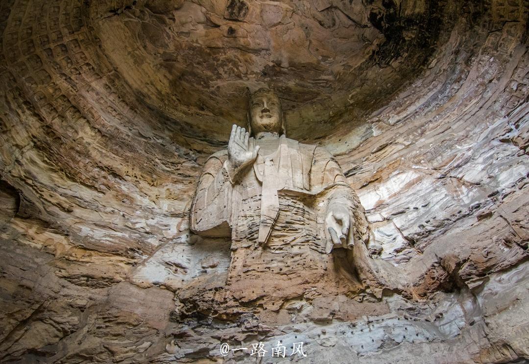 文化旅游 本地特色    云冈石窟是中国最大的石窟之一,与敦煌莫高窟和