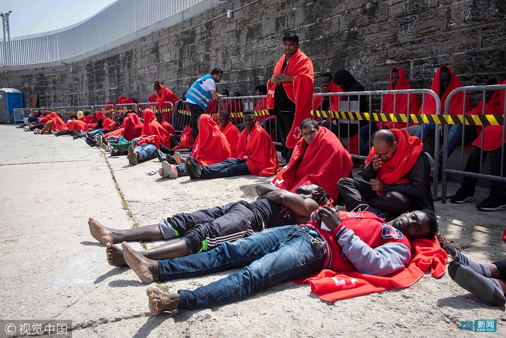 西班牙418名难民先后获救 席地而睡画面令人心