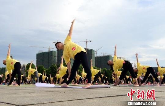 国际奥林匹克日 江西泰和广场民众练瑜伽