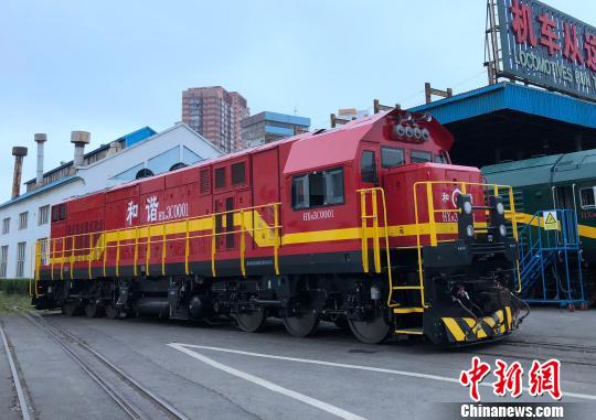 中国首台3000马力节能环保型调车机车在大连下线