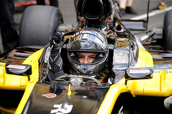庆祝解禁妇女开车，沙特女子驾F1赛车亮相法国大奖赛