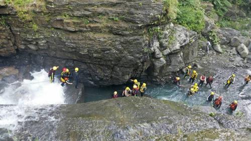 台湾一女子不慎被冲下瀑布 警消搜救后找到遗体