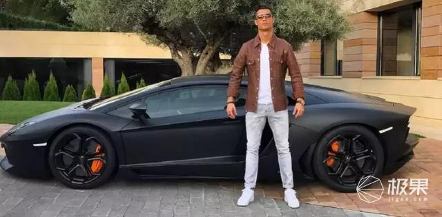 C罗座驾大盘点，众多性能炸裂超跑！竟然还有一台国产SUV！