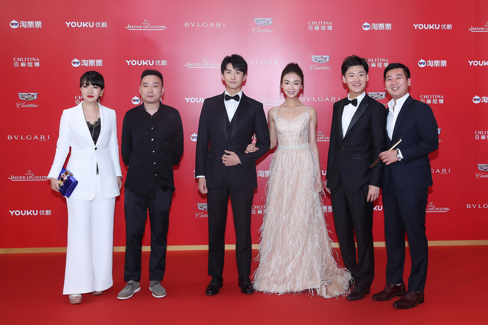 《说走就走之毕业旅行》剧组亮相上影节红毯