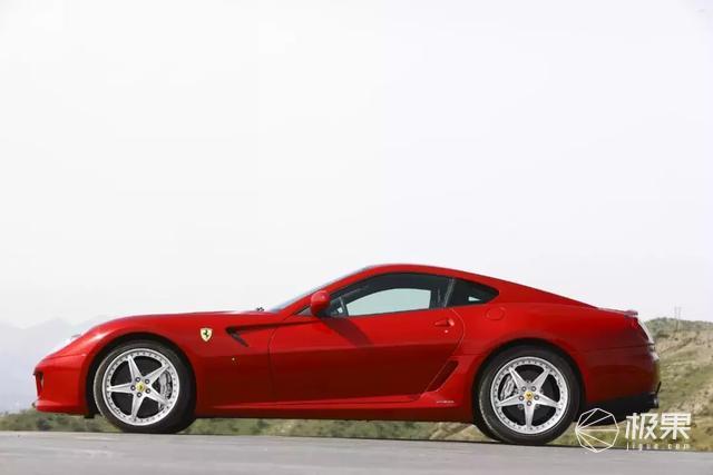 C罗座驾大盘点，众多性能炸裂超跑！竟然还有一台国产SUV！