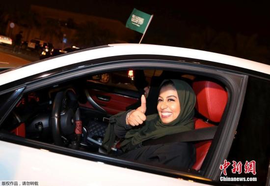 欢呼雀跃！沙特女性“自驾梦”成真 女性驾驶课爆红
