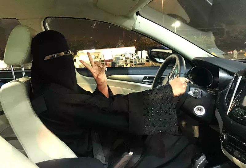 沙特解禁女性驾车首日：零点刚过就有女性开车上街