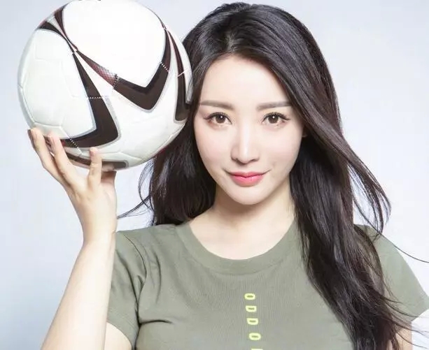 女星也爱世界杯!苍井空深夜看球,柳岩拍写真只